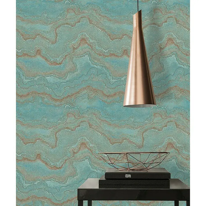 A.S. Création Stories of Life Vliestapete Marmoroptik Metallic-Effekt - Blau-Türkis-Gold, Steinoptik, 10,05 x 0,53 m - Diese Aufnahme zeigt eine moderne Pendelleuchte über einem dekorativen Tisch, wodurch das elegante Design betont wird.