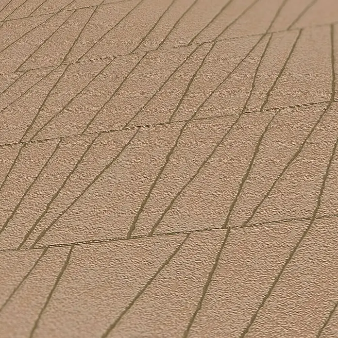 A.S. Création Jade 2 Vliestapete - Altrosa-Gold, Grafisch, 10,05 x 0,53 m - Nahaufnahme einer strukturierten, beigen Oberfläche mit diagonalen Linien, die ein modernes, abstraktes Muster bilden.