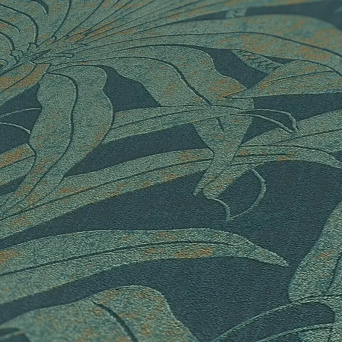 A.S. Création Jade 2 Vliestapete Pflanzen - Petrol-Gold-Blau, Floral, 10,05 x 0,53 m - Detailaufnahme einer dunkelgrünen Tapete mit abstraktem Blattmuster in gedämpften Farben für stilvolle Wandgestaltung.