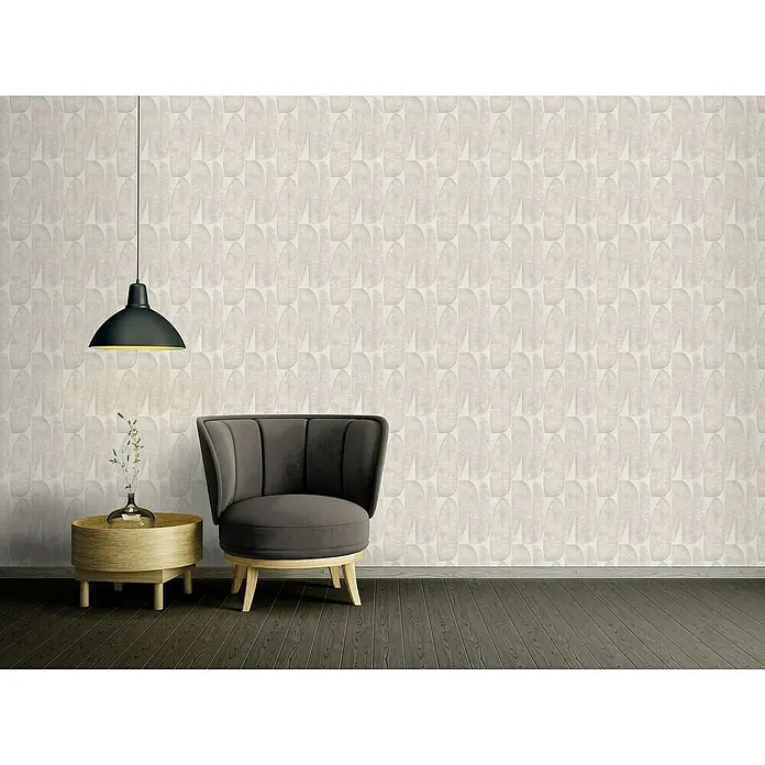 A.S. Création Stories of Life Vliestapete - Grau-Beige, Floral, 10,05 x 0,53 m - Einrichtungsszene mit grauem Sessel, Holztischchen und einer Pendelleuchte vor einer gemusterten Wand. Stilvolle Atmosphäre.