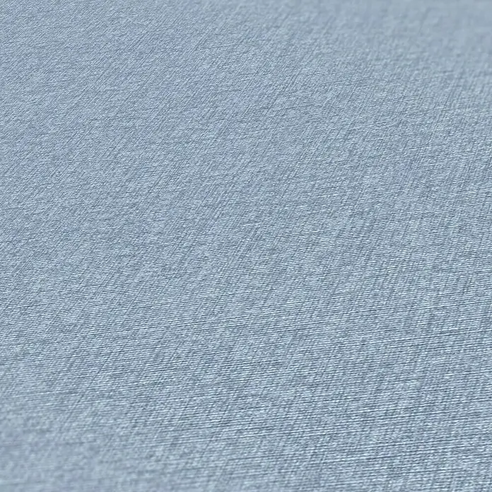 A.S. Création Famous Garden Vliestapete - Blau, Uni, 10,05 x 0,53 m - Nahaufnahme eines blassblauen Jeansstoffes mit subtilen Texturen, der sich ideal für Mode- oder Hintergrunddesigns eignet.
