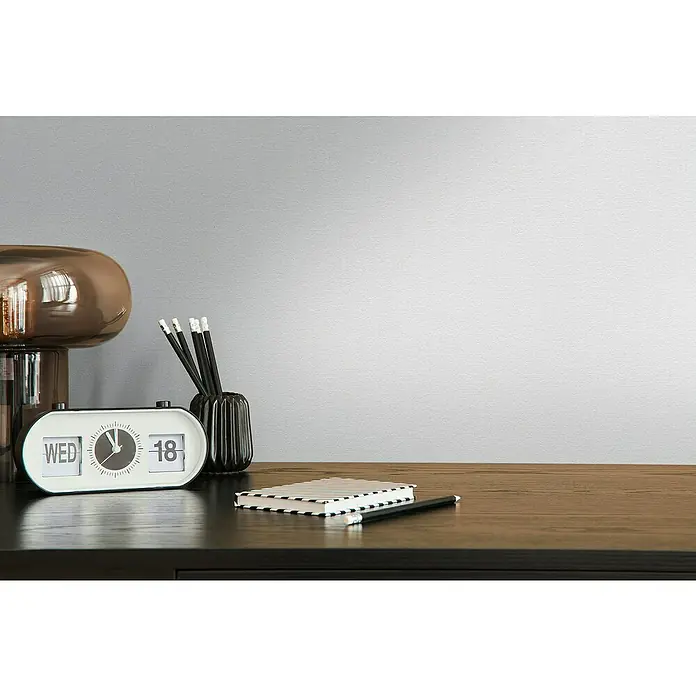 A.S. Création Stories of Life Vliestapete - Grauweiß, Uni, 10,05 x 0,53 m - Ein stilvoller Schreibtisch mit einem Retro-Flip-Clock-Kalender, Stiften und Notizbuch, ideal für die Büro- oder Heimbürodekoration.