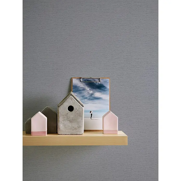 A.S. Création Famous Garden Vliestapete - Mittelgrau, Uni, 10,05 x 0,53 m - Dekorative Holzregal-Arrangement mit einem Rahmen, zwei Vogelhäuschen aus Beton und zwei rosa Hausfiguren.