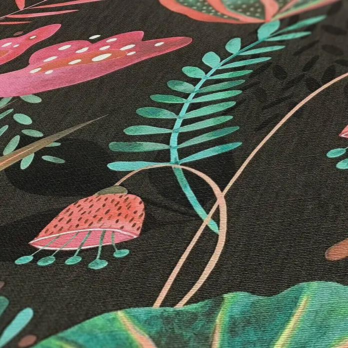 A.S. Création Famous Garden Vliestapete - Schwarz-Bunt-Grün, Floral, 10,05 x 0,53 m - Nahaufnahme eines Stoffes mit einem verspielten, bunten Blumenmuster auf dunklem Hintergrund.