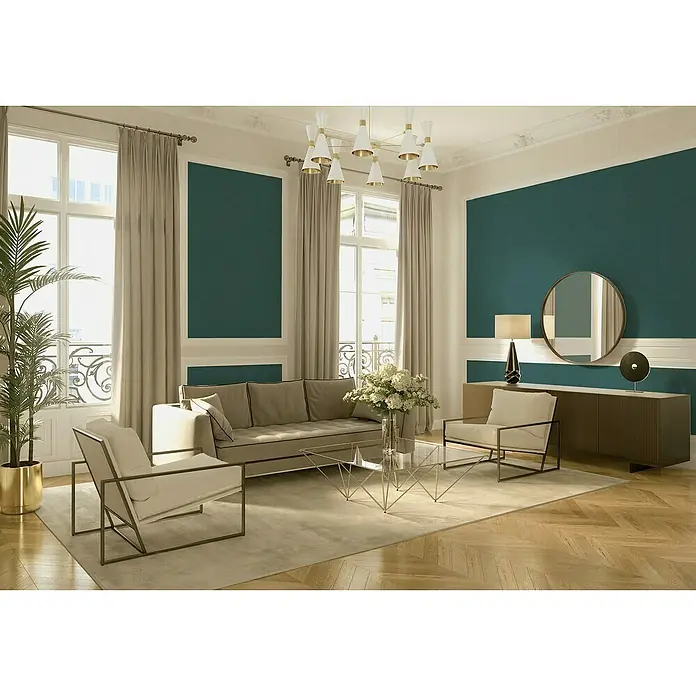A.S. Création Jade 2 Vliestapete - Petrol, Uni, 10,05 x 0,53 m - Wohnzimmer mit einem bequemen Sofa, zwei Sesseln, einem Couchtisch und einem Sideboard, alles in elegantem Design.