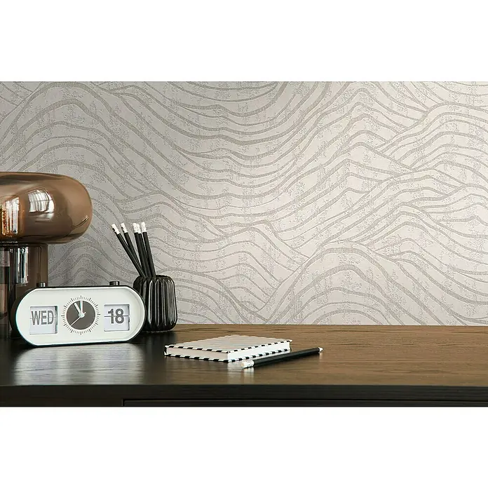 A.S. Création Jade 2 Vliestapete - Weiß-Silber, 3D-Optik, 10,05 x 0,53 m - Tischdekoration mit einer Retro-Flip-Uhr, Stiften und einem Notizbuch auf einem Holztisch, ideal für Büro oder Arbeitszimmer.