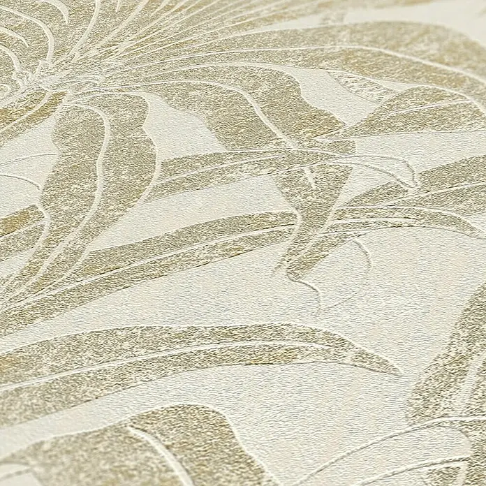 A.S. Création Jade 2 Vliestapete Pflanzen - Beige-Gold-Silber, Floral, 10,05 x 0,53 m - Nahaufnahme der goldenen und weißen Rasch Textil Tapete 475237 mit floralem Muster und strukturierter Oberfläche für stilvolle Akzente.