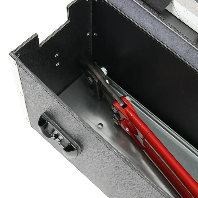 Hepco & Becker Werkzeugtasche Favorit 7125 - Innenmaß: B x T x H: 610 x 160 x 220 mm, Leder - Eine Nahaufnahme einer Werkzeugkiste mit einem Bolzenschneider. Die Werkzeugkiste ist aus schwarzem Leder und hat einen silbernen Griff.