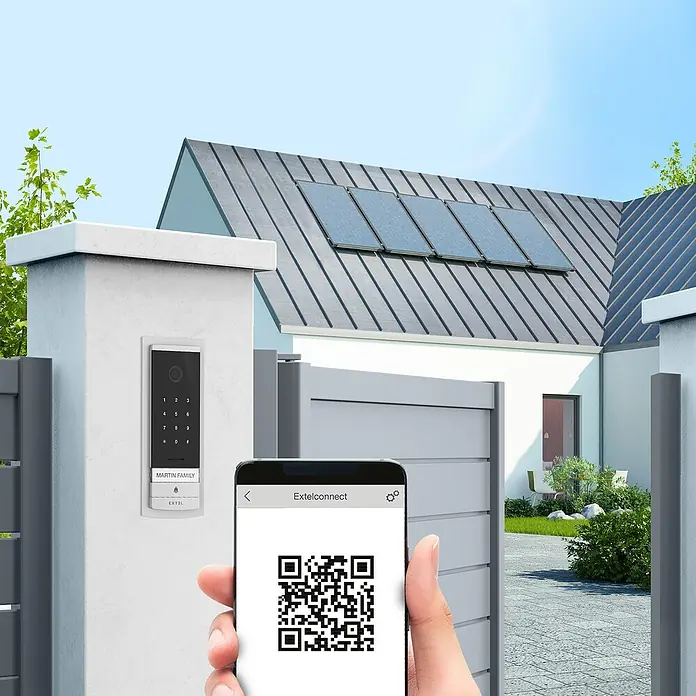 Extel Farb-Video-Türsprechanlage Code Connect - 2-Draht-Technik, Bildschirmgröße: 7″, 1.296 x 732 Pixel, Smarte Steuerung: Extel Connect - Nahaufnahme einer Exterlconnect-Türsprechanlage mit QR-Code-Scan für einfachen Zugang.