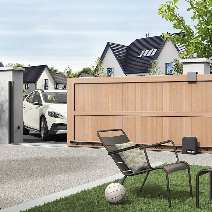 Avidsen Mecanismo de puerta de garaje Orea Connect - Superficie de puerta: 0 m² - 8 m², Fuerza de tracción: 300 N - La imagen muestra una moderna puerta corredera de madera con un diseño elegante, integrada perfectamente en un entorno paisajístico con estilo.