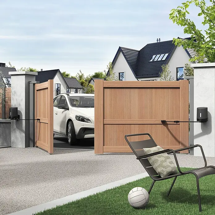 Avidsen Mecanismo de puerta de garaje Orane Connect - Anchura puerta: 0 m - 2,5 m - Puerta corredera automática de madera con motor exterior. La puerta está abierta, revelando un coche aparcado dentro.