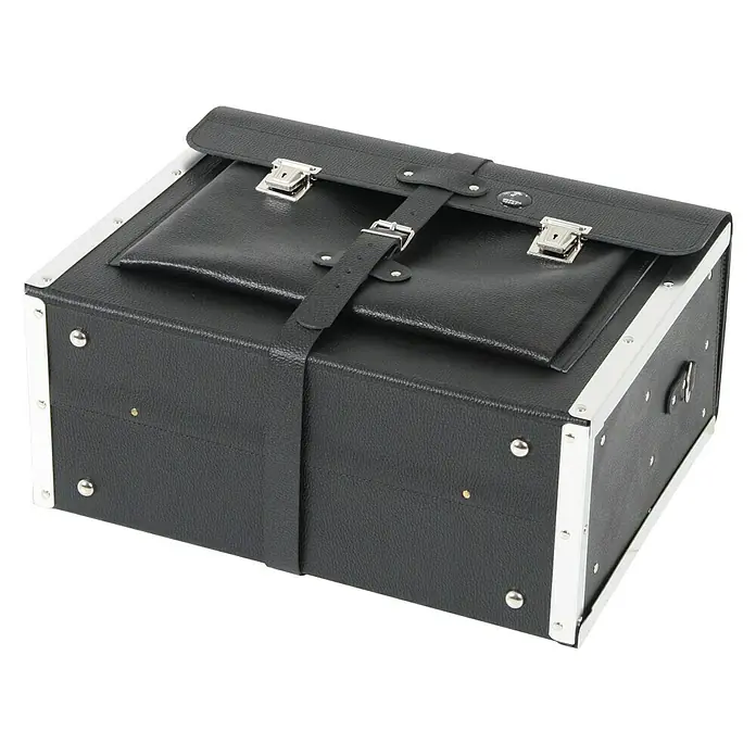Hepco & Becker Werkzeugtasche Favorit 7123 - Innenmaß: B x T x H: 450 x 340 x 190 mm, Leder, Schwarz - Detailaufnahme eines schwarzen Werkzeugkoffers aus Leder mit silbernen Beschlägen und Riemen. Praktisch und robust.