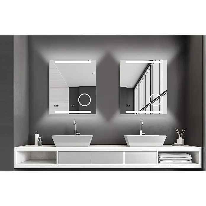DSK Lichtspiegel Silver Rey - 60 x 70 cm, Silber, Leuchtmittel - Elegantes Badezimmer-Interieur mit zwei modernen Spiegeln, die mit integrierter Beleuchtung und minimalistischem Design ein stilvolles Ambiente schaffen.