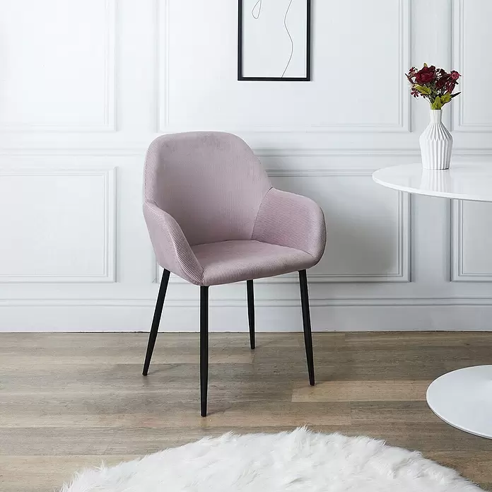 Silla butaca Giulia - Rosa, 2 pzs. - Sillón de tela acanalada rosa claro con patas negras, ideal para comedor o como silla de acento en un ambiente moderno.