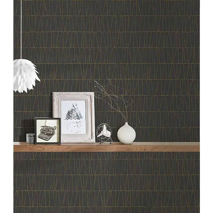 A.S. Création Jade 2 Vliestapete - Schwarz-Gold-Anthrazit, Grafisch, 10,05 x 0,53 m - Dekoratives Interieur mit gemusterter Tapete, Regalelementen und ausgewählten Deko-Objekten für ein stilvolles Ambiente.