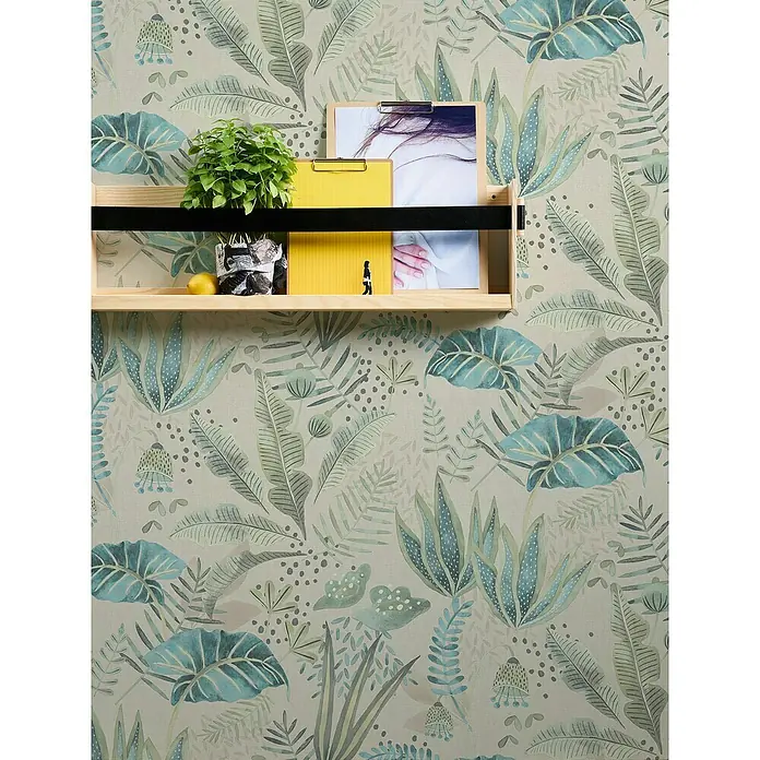 A.S. Création Famous Garden Vliestapete - Beige-Grün-Blau, Floral, 10,05 x 0,53 m - Wandregal aus Holz mit Pflanze, Zitrone, Papieren und Fotos vor einer gemusterten Tapete.