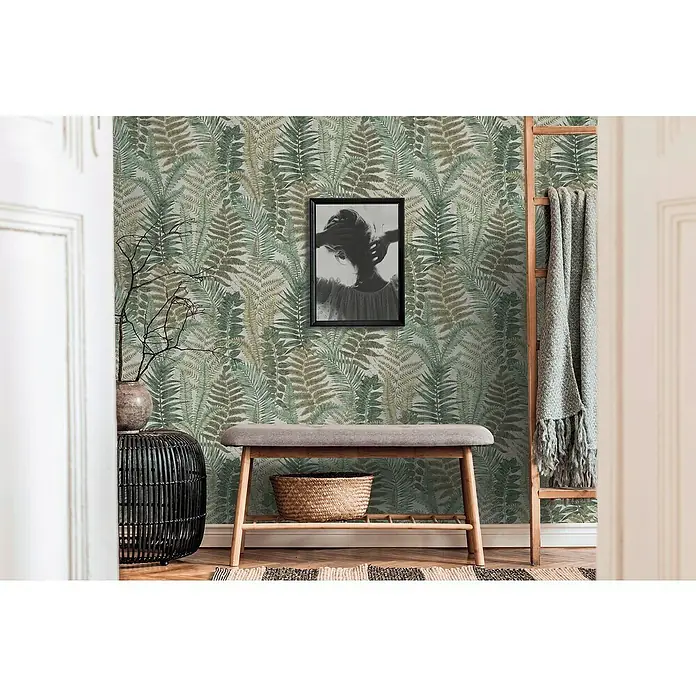 A.S. Création Famous Garden Vliestapete - Beige-Grün-Braun, Floral, 10,05 x 0,53 m - Einladender Flur mit einer gepolsterten Bank, dekoriert mit einem gerahmten Bild und einem dekorativen Überwurf auf einer Holzleiter.