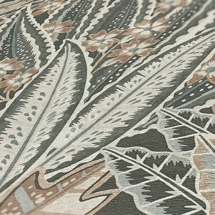 A.S. Création Stories of Life Vliestapete Blumen - Schwarz-Braun-Grau, Floral, 10,05 x 0,53 m - Detailansicht eines Stoffmusters mit stilisierten Federn und Blumen in gedämpften Farben, ideal für elegante Inneneinrichtung.
