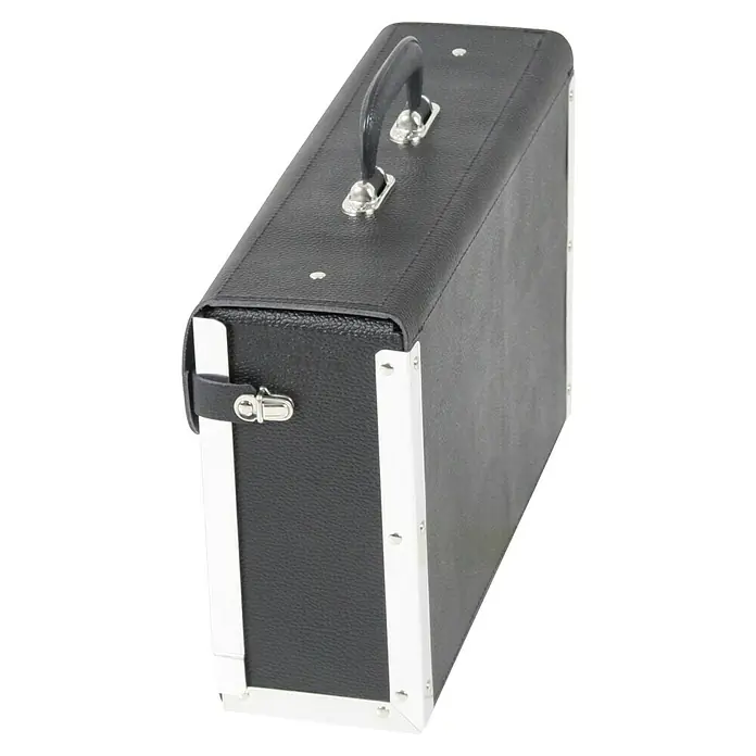 Hepco & Becker Werkzeugtasche Favorit 7164 - Innenmaß: B x T x H: 395 x 120 x 260 mm, Leder - Eine Nahaufnahme eines schwarzen Aktenkoffers aus Leder mit Metallbeschlägen und Griff oben, der für professionelle oder Reisebedürfnisse geeignet ist.
