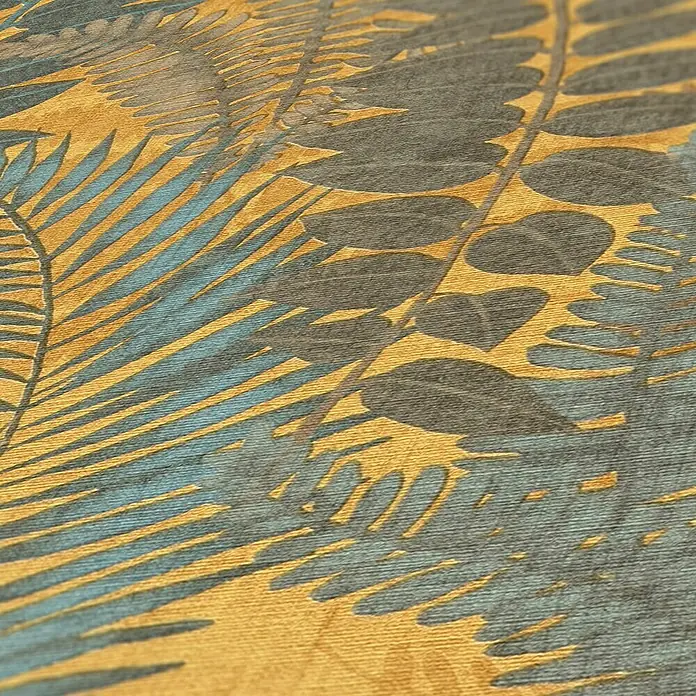 A.S. Création Famous Garden Vliestapete - Gelb-Blau-Braun, Floral, 10,05 x 0,53 m - Nahaufnahme eines Textils mit goldenem Hintergrund und blau-grauen tropischen Blattmustern für Wohnaccessoires.