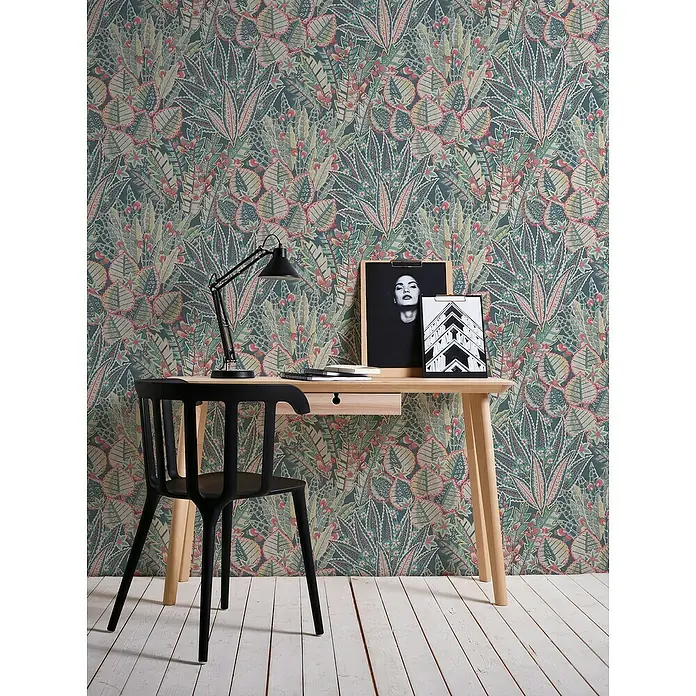 A.S. Création Stories of Life Vliestapete Blumen - Petrolgrün-Rot, Floral, 10,05 x 0,53 m - Detailansicht eines Arbeitsplatzes mit stilvoller Dschungeltapete.