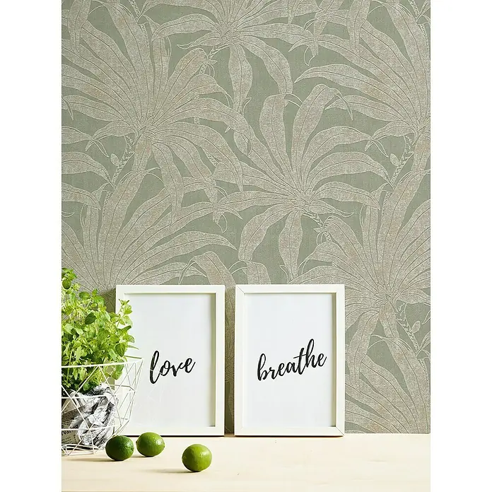 A.S. Création Jade 2 Vliestapete Pflanzen - Grün-Gold-Silber, Floral, 10,05 x 0,53 m - Nahaufnahme von zwei gerahmten Kunstdrucken mit den Aufschriften "Love" und "Breathe", ergänzt durch einen Korb mit Grünpflanzen und Limetten.