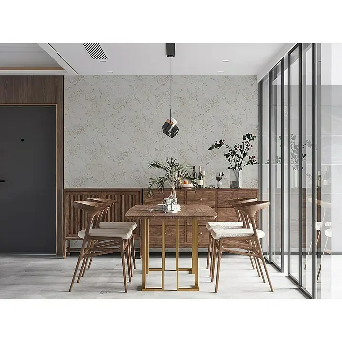 A.S. Création Stories of Life Vliestapete Zweig - Grau-Beige-Lila, Floral, 10,05 x 0,53 m - Elegantes Esszimmer-Set mit Holztisch und Stühlen mit cremefarbenen Polstern, ergänzt durch eine moderne Pendelleuchte und Sideboard.