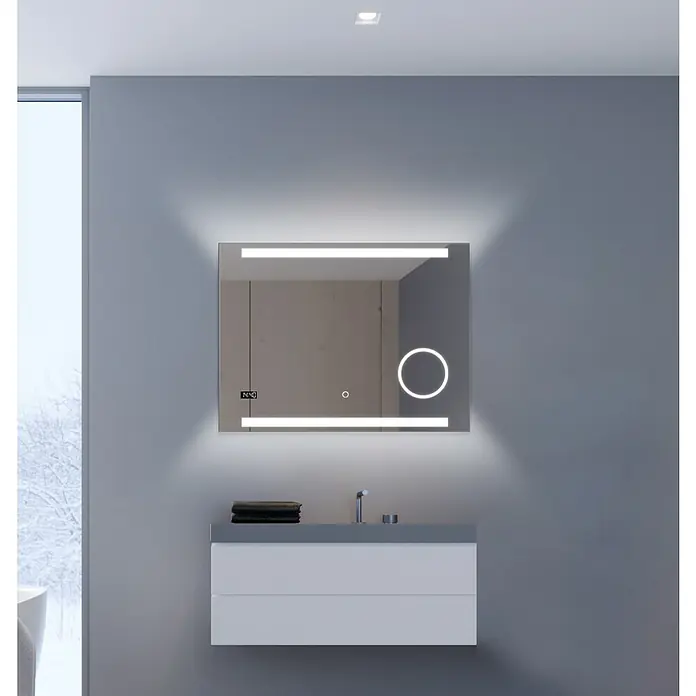DSK Lichtspiegel Silver Rey - 80 x 60 cm, Silber, Leuchtmittel - Ein rechteckiger LED-beleuchteter Badezimmerspiegel über einem Waschtisch. Er verfügt über ein modernes, minimalistisches Design für stilvolle Badezimmer.