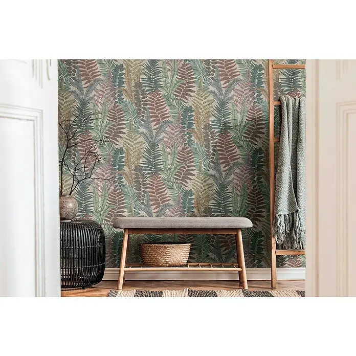 A.S. Création Famous Garden Vliestapete - Bunt-Beige-Grün, Floral, 10,05 x 0,53 m - Ein gemütliches Interieur mit einer Bank, Leiter und einem Hocker vor einer Wand mit Farnmuster, die eine entspannende Atmosphäre schaffen.