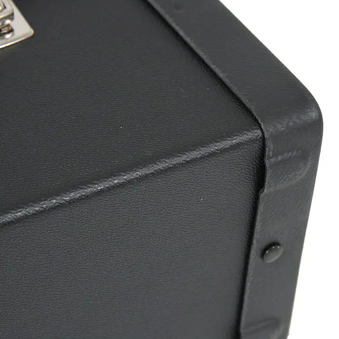 Hepco & Becker Werkzeugtasche Favorit 7220 - Innenmaß: B x T x H: 355 x 115 x 175 mm, Leder - Nahaufnahme einer schwarzen Werkzeugkiste mit Metallecken und Beschlägen.