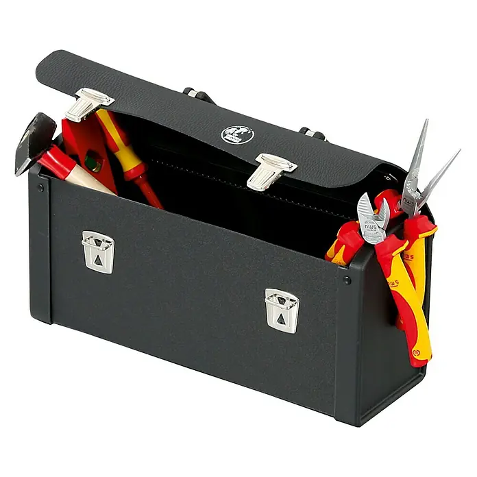 Hepco & Becker Werkzeugtasche Favorit 7220 - Innenmaß: B x T x H: 355 x 115 x 175 mm, Leder - Werkzeugkoffer aus schwarzem Leder mit Werkzeugen. Der Koffer ist geöffnet und zeigt eine Auswahl an Werkzeugen in Rot, Gelb und Silber.