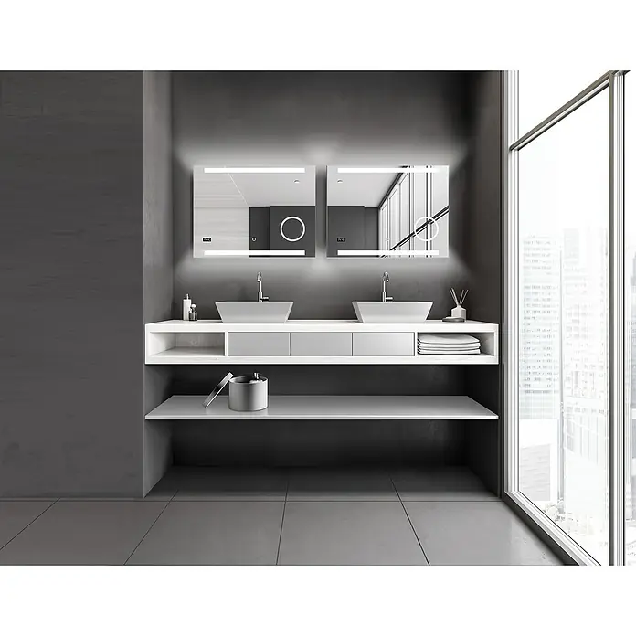 DSK Lichtspiegel Silver Rey - 80 x 60 cm, Silber, Leuchtmittel - Helles Badezimmer mit Doppelwaschtisch und beleuchteten Spiegeln. Das moderne Design wird durch große Fenster und graue Fliesen ergänzt.