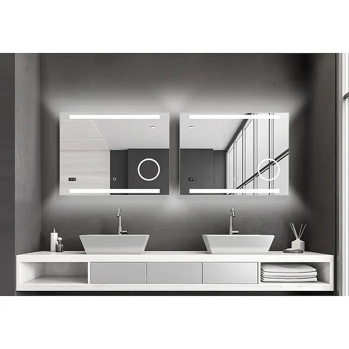 DSK Lichtspiegel Silver Rey - 80 x 60 cm, Silber, Leuchtmittel - Ein modernes Badezimmer mit zwei beleuchteten Spiegeln über einem Doppelwaschtisch. Die Spiegel haben eine minimalistische, rechteckige Form.