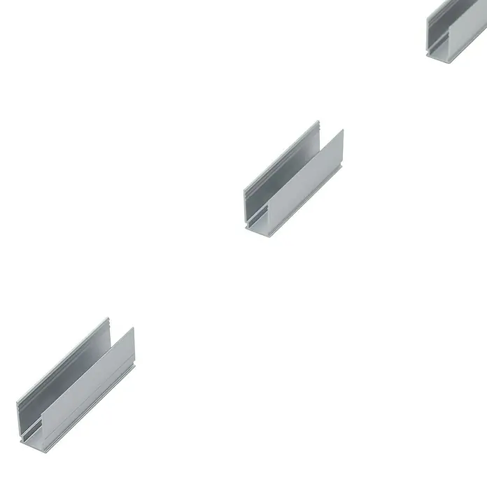 Paulmann Plug & Shine Profil Montage-Clip - Aluminium, Passend für: Paulmann Plug & Shine LED-Band - Nahaufnahme von drei silbernen U-Profilen, die zur Befestigung oder Führung von Elementen in verschiedenen Konstruktionen dienen.