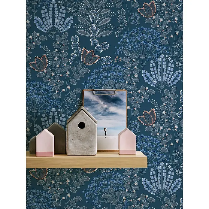 A.S. Création Famous Garden Vliestapete - Blau-Weiß-Grau, Floral, 10,05 x 0,53 m - Detailansicht einer dekorativen Wandtapete mit floralem Muster in Blau- und Rosatönen, die eine gemütliche und stilvolle Atmosphäre schafft.