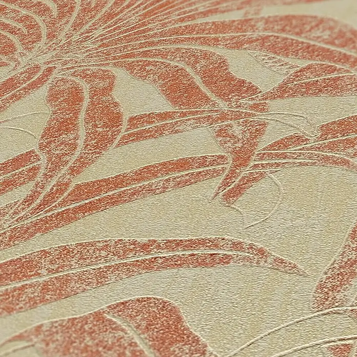 A.S. Création Jade 2 Vliestapete Pflanzen - Beige-Rot-Orange, Floral, 10,05 x 0,53 m - Nahaufnahme einer beigen Tapete mit einem korallenroten Blumenmuster. Die Textur und das Muster verleihen der Tapete eine elegante Note.