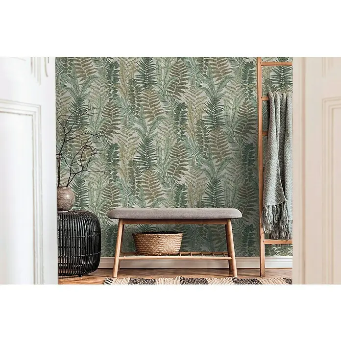A.S. Création Famous Garden Vliestapete - Beige-Grün-Braun, Floral, 10,05 x 0,53 m - Ein stilvoller Eingangsbereich mit einer Sitzbank, einem Beistelltisch und einem dekorativen Wandregal, das mit einer Decke geschmückt ist.