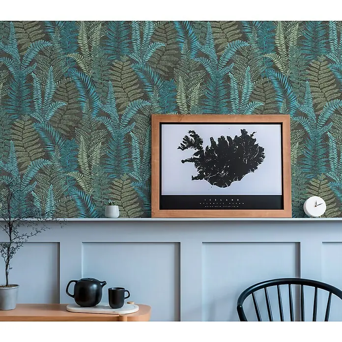 A.S. Création Famous Garden Vliestapete - Schwarz-Blau-Grün, Floral, 10,05 x 0,53 m - Ein stilvolles Interieur mit einer Karte von Island im Holzrahmen, einer Teekanne und floraler Tapete.
