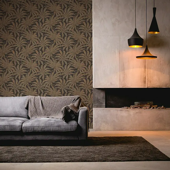 A.S. Création Jade 2 Vliestapete Pflanzen - Schwarz-Gold-Bronze, Floral, 10,05 x 0,53 m - Modernes Wohnzimmer mit einem grauen Sofa, einer gemusterten Tapete und einer eleganten Kaminattrappe mit Hängelampen.