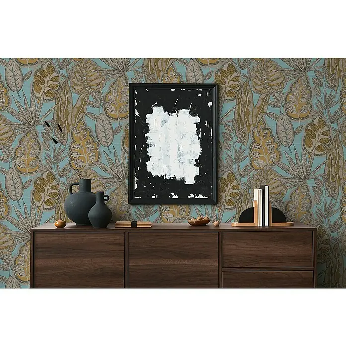 A.S. Création Famous Garden Vliestapete Blatt - Hellblau-Gelb-Braun, Floral, 10,05 x 0,53 m - Moderne Inneneinrichtung mit einem dunklen Holzschrank, Vasen und einem abstrakten Gemälde vor einer floralen Tapete.