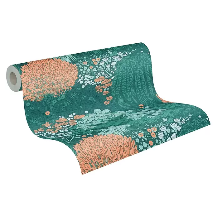 A.S. Création Famous Garden Vliestapete - Petrol-Orange-Grün, Floral, 10,05 x 0,53 m - Tapetenrolle mit einem ausrollenden Design, das ein dunkelpetrolfarbenes Waldmuster mit großen orangefarbenen Bäumen und weißen/helltürkisen Blumen zeigt.