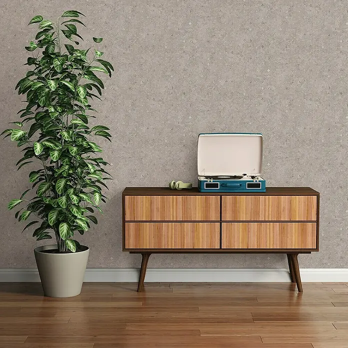 A.S. Création Stories of Life Vliestapete Used-Look - Beige-Braun, Betonoptik, 10,05 x 0,53 m - Einrichten mit Stil: Schrank mit Schallplattenspieler und Zimmerpflanze für eine gemütliche Atmosphäre im Raum.