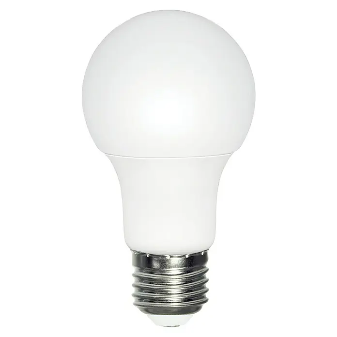 Garza Set de bombillas LED - E27, No regulable, Blanco frío, 1.060 lm, 12 W, 3 ud. - Primer plano de una sola bombilla LED blanca con base plateada sobre un fondo negro neutro.