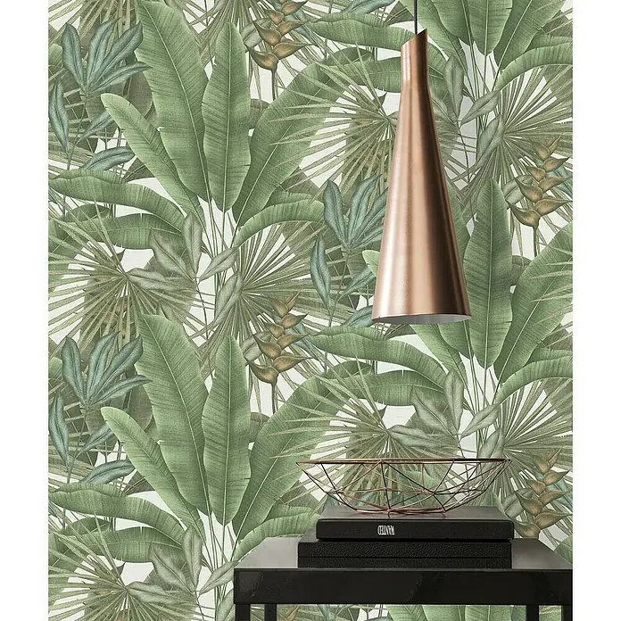 A.S. Création Stories of Life Vliestapete - Grün-Cremeweiß-Beige, Floral, 10,05 x 0,53 m - Dekorative Pendelleuchte mit tropischem Blätterdesign und dekorativer Schale auf einem eleganten Tisch.