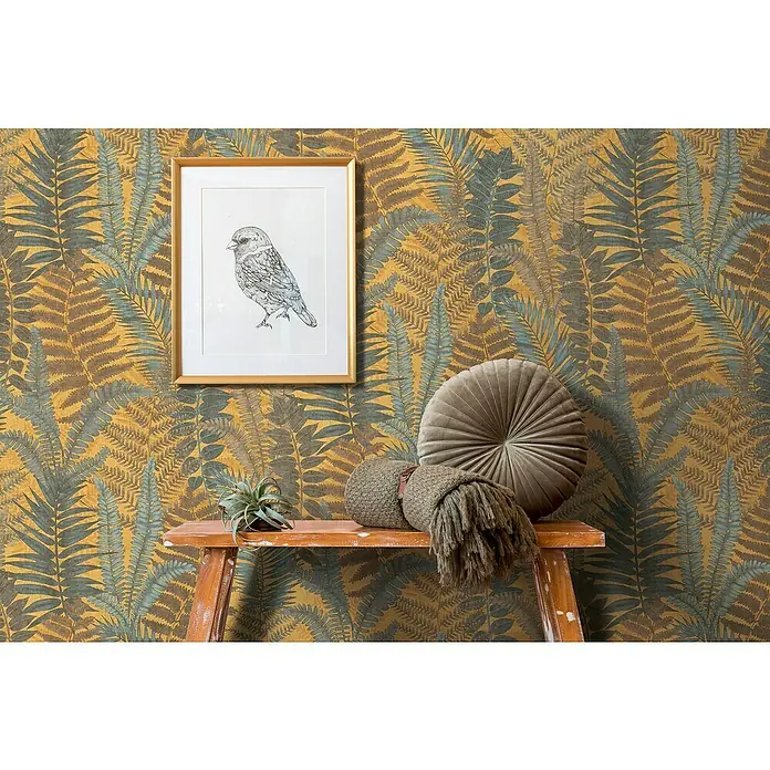 A.S. Création Famous Garden Vliestapete - Gelb-Blau-Braun, Floral, 10,05 x 0,53 m - Wanddekoration mit Farnmuster-Tapete, gerahmtem Vogelbild, rustikalem Hocker, Kissen und Pflanze für gemütliches Ambiente.