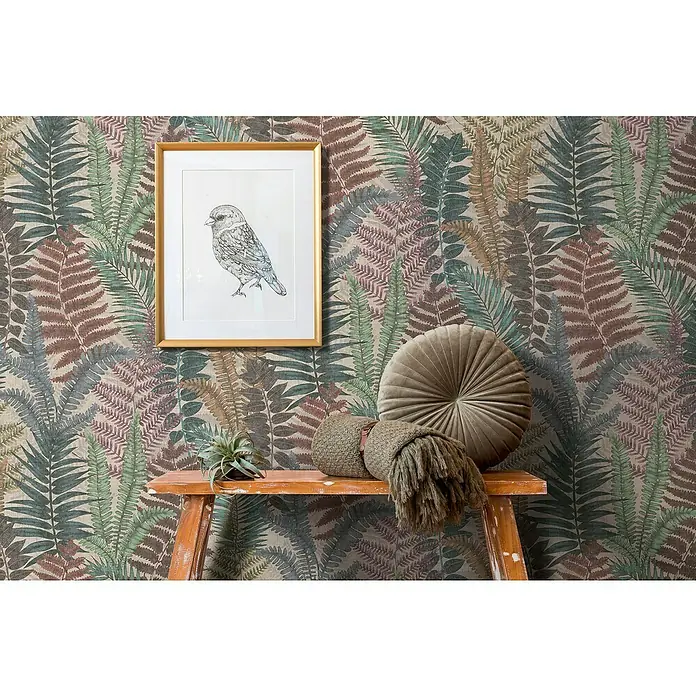 A.S. Création Famous Garden Vliestapete - Bunt-Beige-Grün, Floral, 10,05 x 0,53 m - Gemütliche Raumecke mit botanischer Tapete, Vogelbild, rundem Kissen und rustikalem Hocker, die eine warme und einladende Atmosphäre schafft.