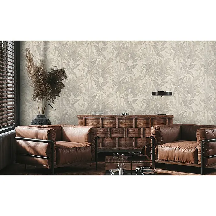 A.S. Création Stories of Life Vliestapete Dschungel - Beige-Gold, Floral, 10,05 x 0,53 m - Ein gemütliches Wohnzimmer mit zwei Ledersesseln, einem Holztisch und einer floral gemusterten Tapete, die dem Raum Wärme verleiht.