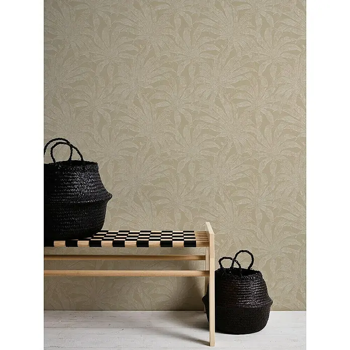 A.S. Création Jade 2 Vliestapete Pflanzen - Grau-Weiß-Gold, Floral, 10,05 x 0,53 m - Das Bild zeigt eine Bank mit einem Schachbrettmuster, auf der ein schwarzer Korb steht. Ein weiterer Korb befindet sich daneben vor einer Wand mit Pflanzenmuster.