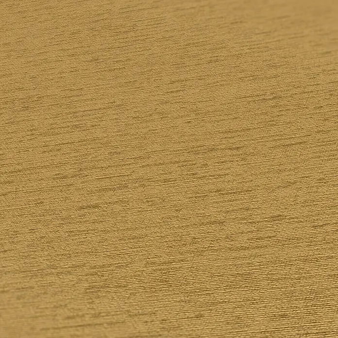 A.S. Création Famous Garden Vliestapete - Goldbraun-Gelb, Uni, 10,05 x 0,53 m - Nahaufnahme einer strukturierten, goldfarbenen Stoffoberfläche, die ein elegantes und hochwertiges Erscheinungsbild vermittelt. Ideal für Textildesigns.