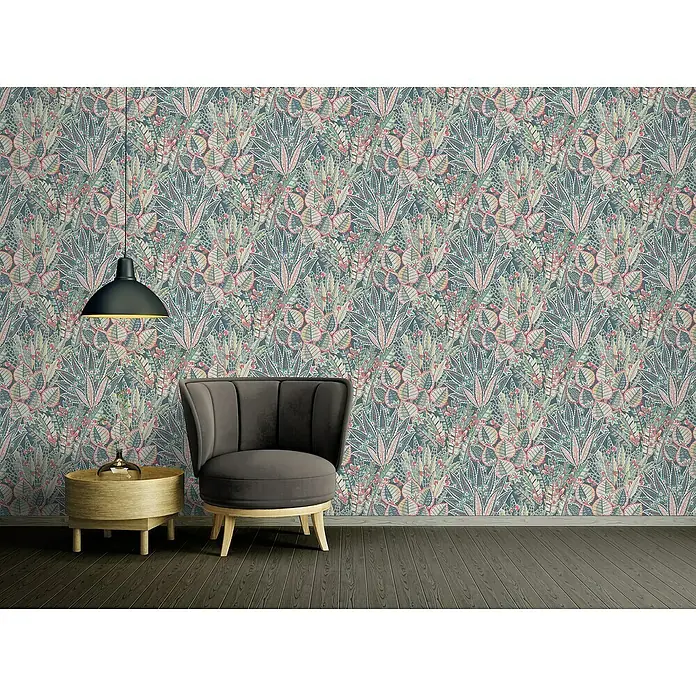 A.S. Création Stories of Life Vliestapete Blumen - Petrolgrün-Rot, Floral, 10,05 x 0,53 m - Ein stilvoller Raum mit einem grauen Sessel, einem Beistelltisch mit Dekoration und einer Pendelleuchte vor einer gemusterten Tapete.